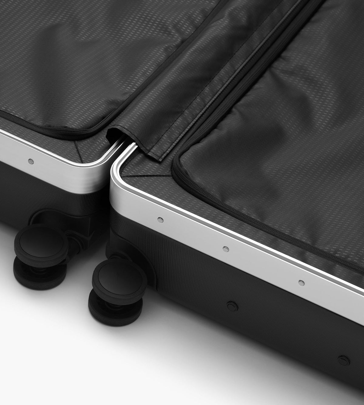 D__b__™ Ramverk Pro Check-in Luggage Medium Silver