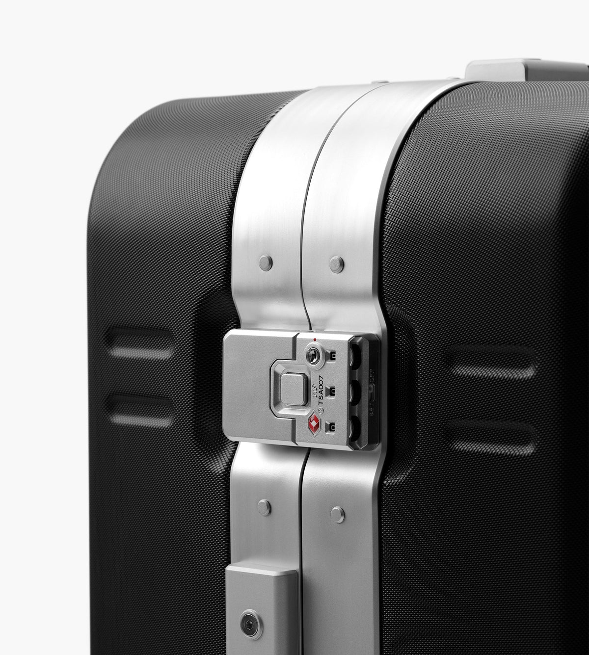 D__b__™ Ramverk Pro Check-in Luggage Medium Black Out